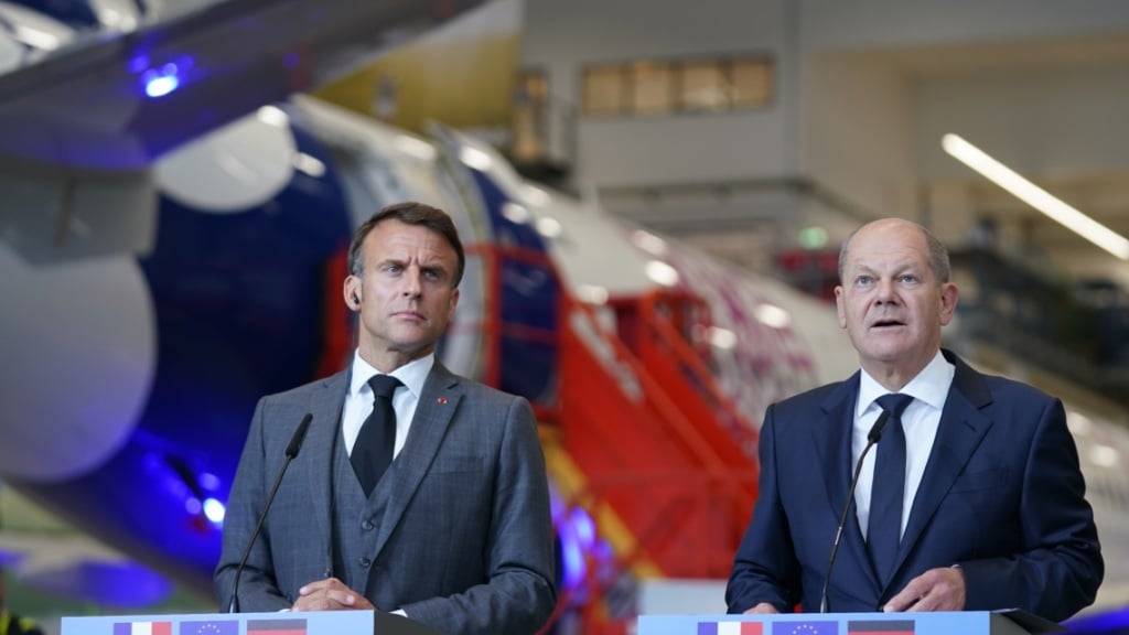 Bundeskanzler Olaf Scholz (r, SPD) und sein französischer Amtskollege Emmanuel Macron bei einem Presse-Statement in Hamburg. Foto: Marcus Brandt/dpa