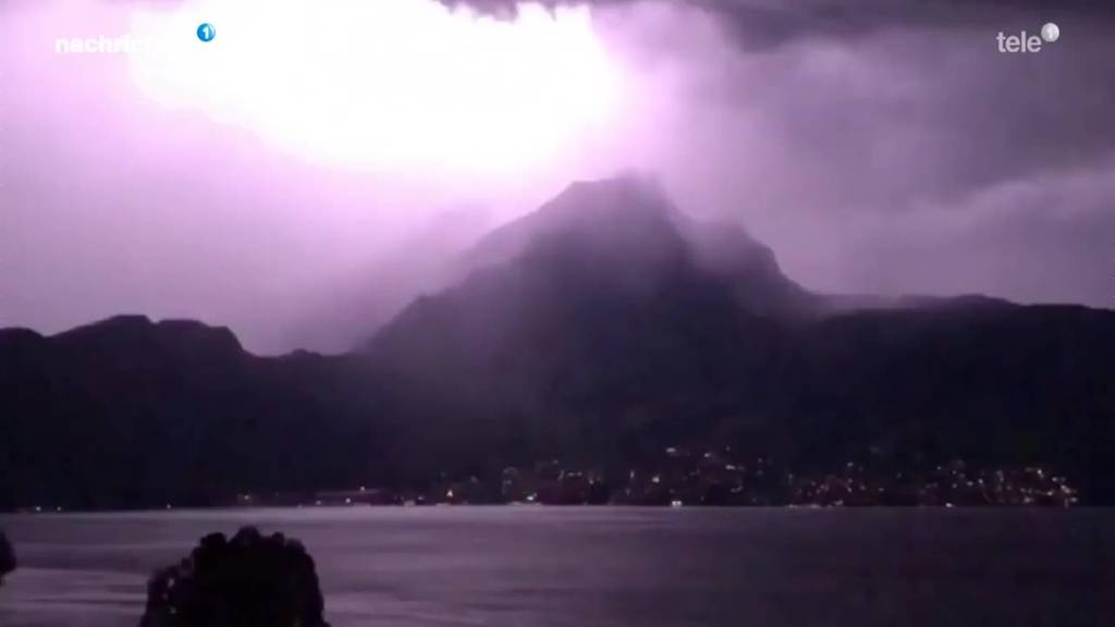 Blitze erhellen den Himmel über der Zentralschweiz