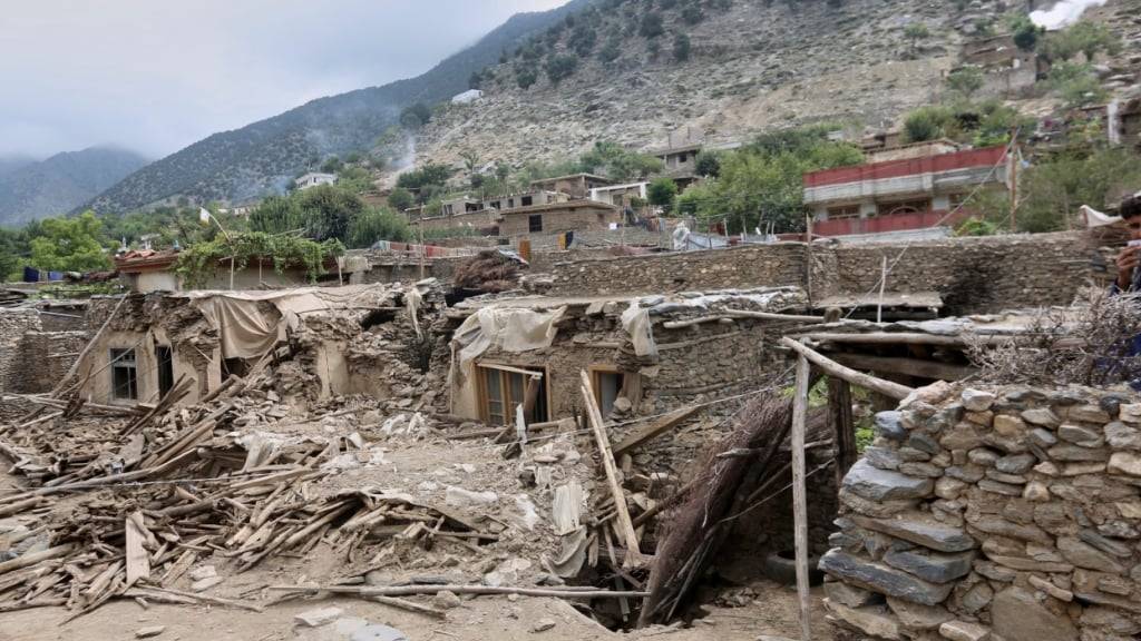 Eingestürzte Häuser sind in einem Gebiet zu sehen, nach dem starken Erdbeben. Nach dem verheerenden Erdbeben im Osten Afghanistans steigen die Opferzahlen weiter an. Foto: Wahidullah Kakar/AP/dpa