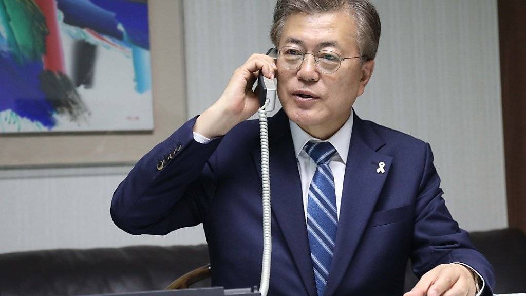 Südkoreas Präsident Moon Jae am Apparat: Die Telefonleitung zwischen Nord- und Südkorea soll wieder geöffnet werden. (Archivbild)