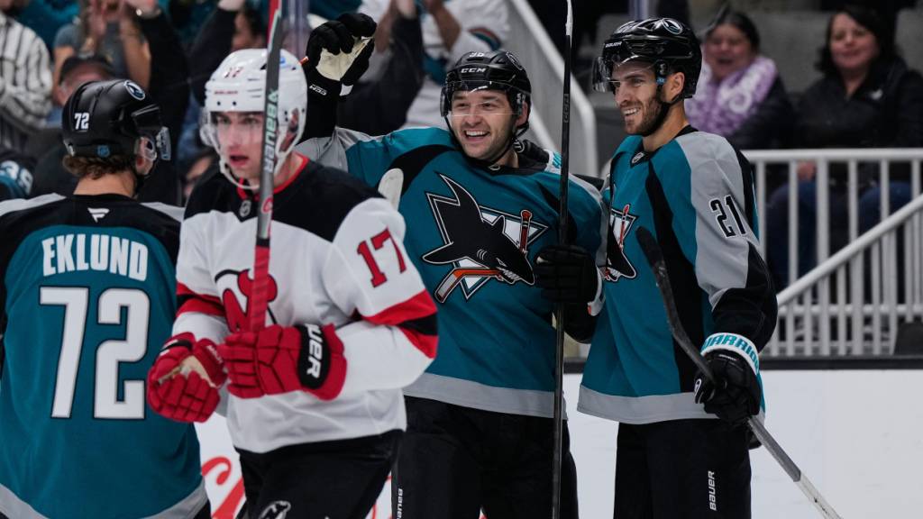 Sharks-Center Philipp Kurashev lässt sich nach seinem dritten Saisontor von seinen Teamkollegen beglückwünschen