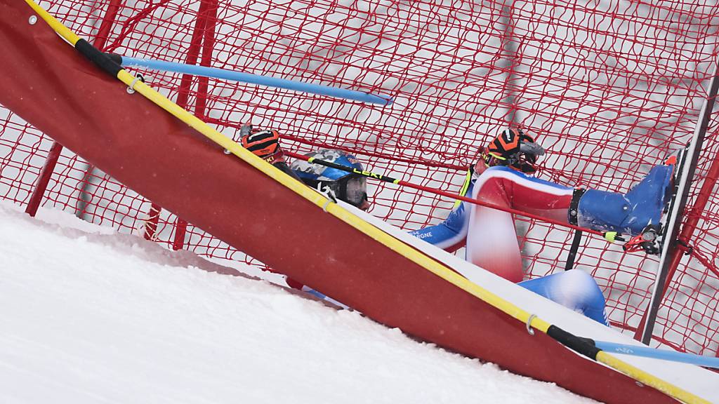 Clément Noël findet sich nach seinem Sturz im Riesenslalom im Sicherheitsnetz wieder