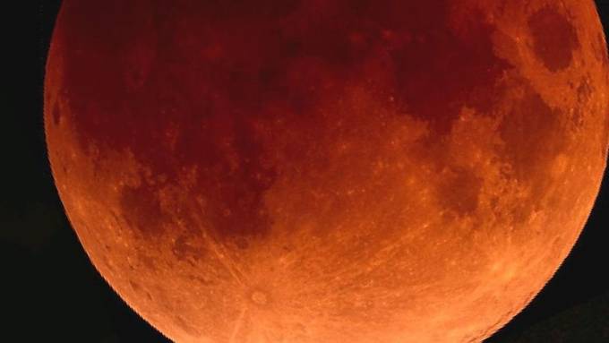 Totale Mondfinsternis lässt Blutmond entstehen