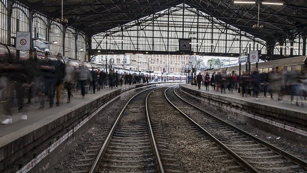 Auch am achten Streiktag fallen in Frankreich zahlreiche Züge aus. Die Eisenbahner wehren sich mit ihrem Arbeitskampf gegen die geplante Reform der Staatsbahn SNCF.
