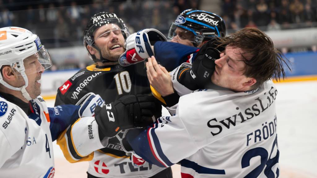 Die ZSC Lions feiern nach einem harten Kampf den zweiten Sieg