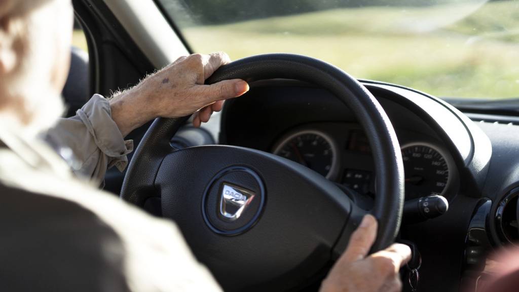 Bei den Fahrprüfungen für Senioren in der Schweiz gibt es laut einem neuen Bericht Mängel. (Symbolbild)