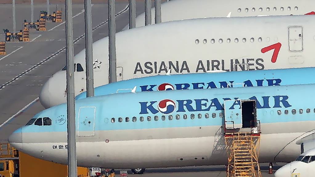 Korean Air schluckt die südkoreanische Konkurrentin Asiana Airlines. Die Koreaner nehmen dazu 1,8 Billionen Won oder umgerechnet beinahe 1,5 Milliarden Franken in die Hand.(Archivbild)