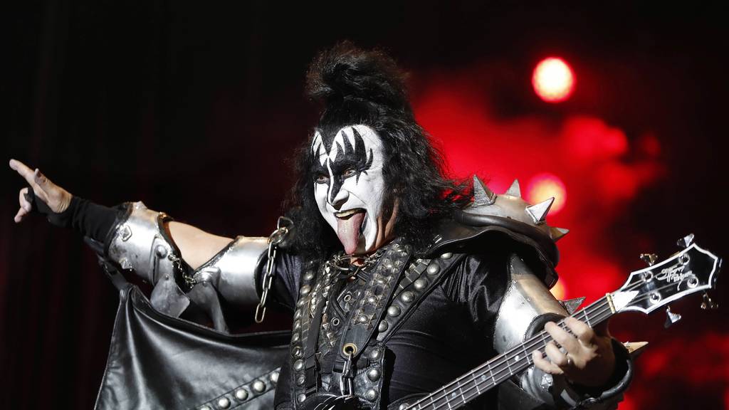 Kiss-Bassist Gene Simmons bringt seine eigene Bassgitarre raus