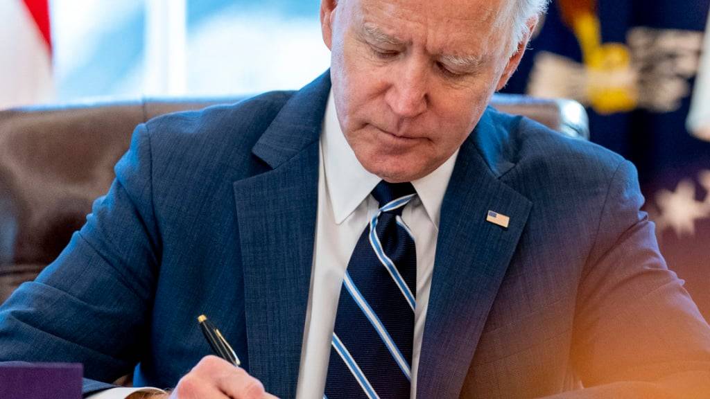ARCHIV - Joe Biden, Präsident der USA, unterschreibt ein Dokument. Foto: Andrew Harnik/AP/dpa