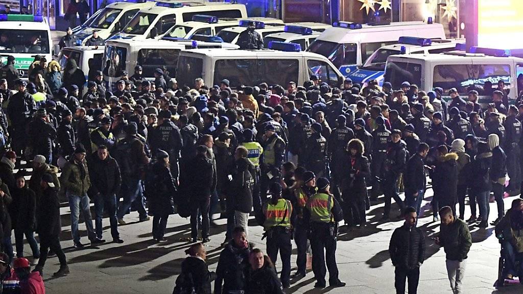 Das Sicherheitsdispositiv war gross: Hunderte Polizisten kontrollierten in der Neujahrsnacht Menschen im Kölner Hauptbahnhof oder vor dem Dom.