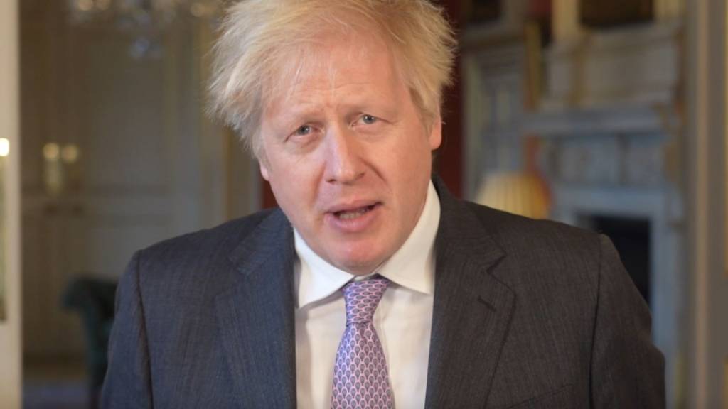HANDOUT - Boris Johnson, Premierminister von Großbritannien, hält in der Downing Street seine Neujahrsansprache. Foto: Number 10 Downing Street/PA Media/dpa - ACHTUNG: Nur zur redaktionellen Verwendung im Zusammenhang mit der aktuellen Berichterstattung und nur mit vollständiger Nennung des vorstehenden Credits