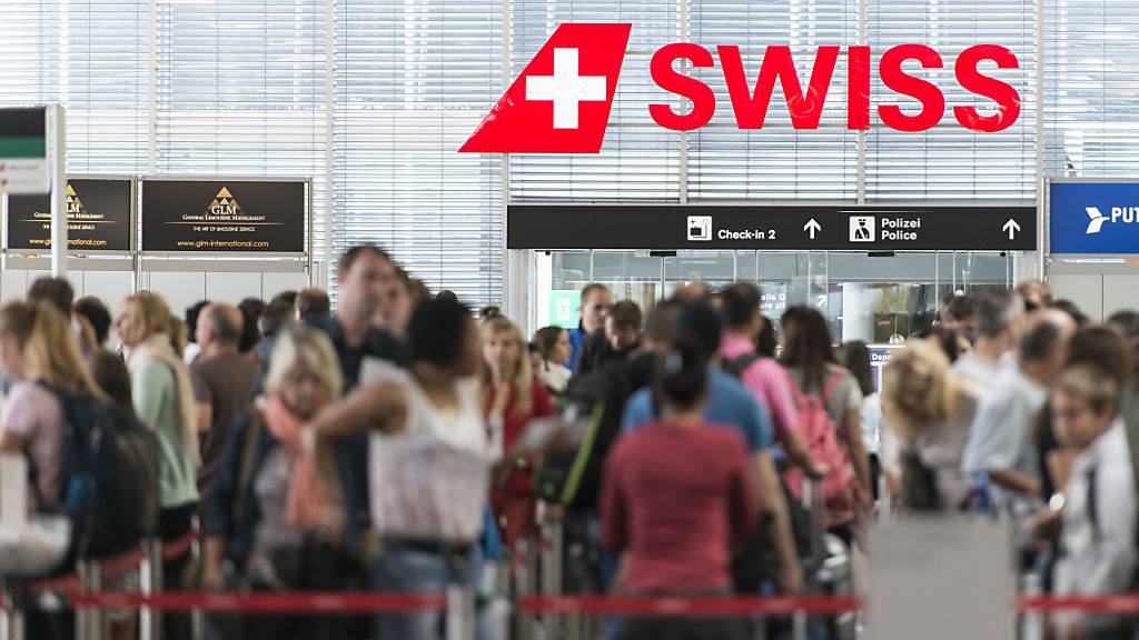Der Flughafen Zürich sieht sich für den erwarteten Ansturm während der Sommerferien gewappnet. In den kommenden Wochen werden an mehreren Tagen zwischen 80'000 und 90'000 Passagiere erwartet.(Archivbild)