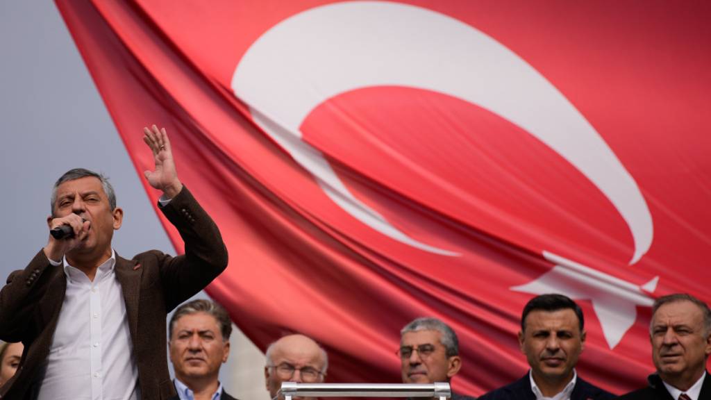 ARCHIV - Der Vorsitzende der oppositionellen Republikanischen Volkspartei (CHP) der Türkei, Özgur Özel. Foto: Emrah Gurel/AP/dpa