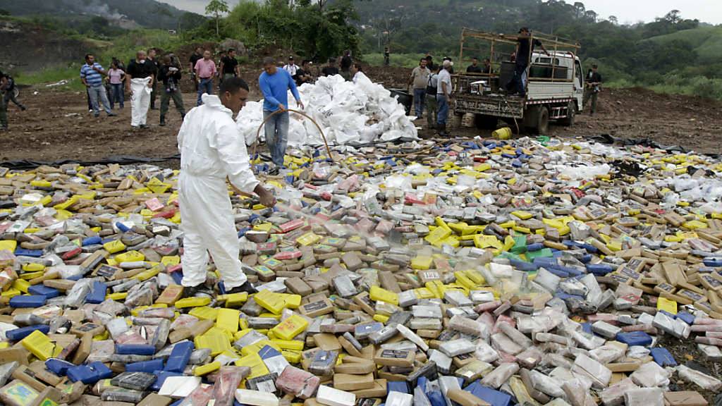Drogenfahnder in Panama setzen beschlagnahmtes Kokain in Brand