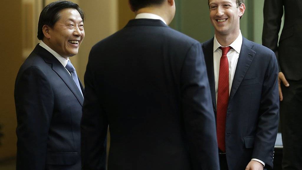 Lu Wei (links) im Gespräch mit Facebook-Chef Mark Zuckerberg (rechts) und dem chinesischen Staats- und Parteichef Xi Jinping (von hinten) in einer Aufnahme vom September 2015 in den USA.