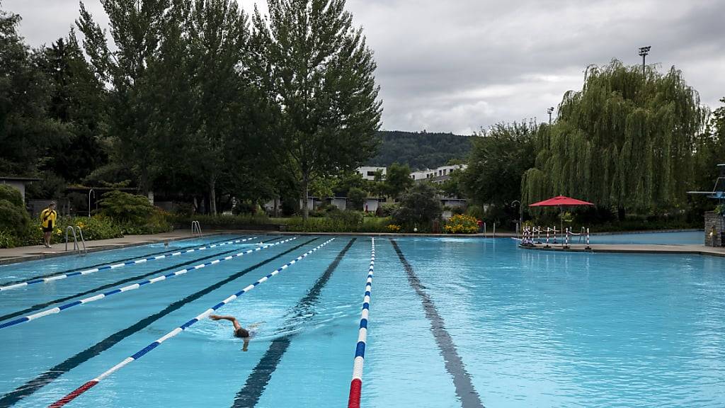 Das Freibad Letzigraben ist eines von mehreren Stadtzürcher Sommerbädern; die Badis steuern auf einen neuen Besucherrekord zu. (Archivbild)