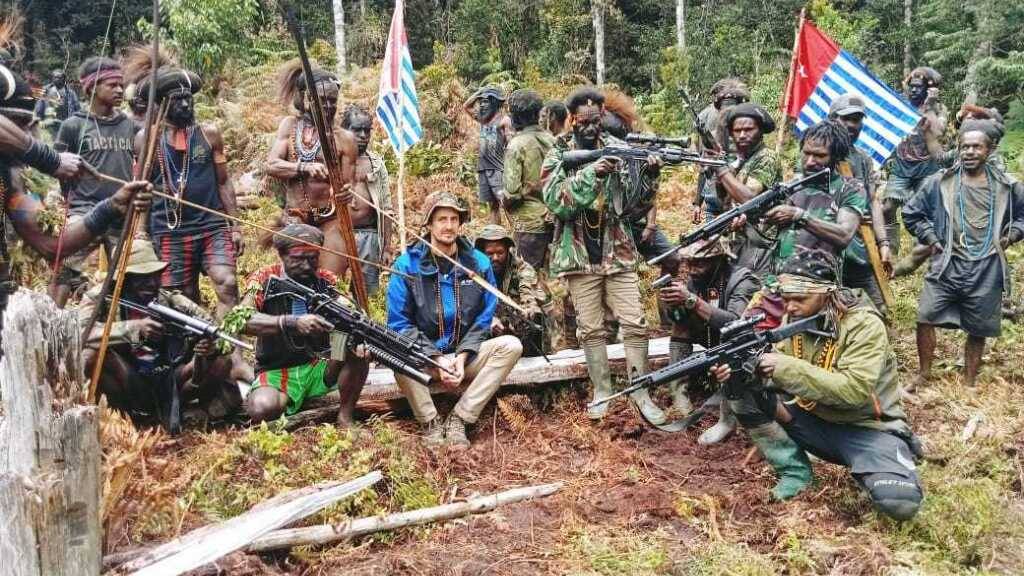 ARCHIV - Die von der West Papua National Liberation Army zur Verfügung gestellte Aufnahme soll am 06.03.2023 entstanden sein und zeigt den neuseeländischen Piloten Philip Mehrtens neben bewaffneten Kämpfern der West Papua National Liberation Army (TPNPB), dem bewaffnete Flügel der Separatistenbewegung in Indonesien, an einem unbekannten Ort im Dschungel. Foto: Uncredited/West Papua National Liberation Army/dpa