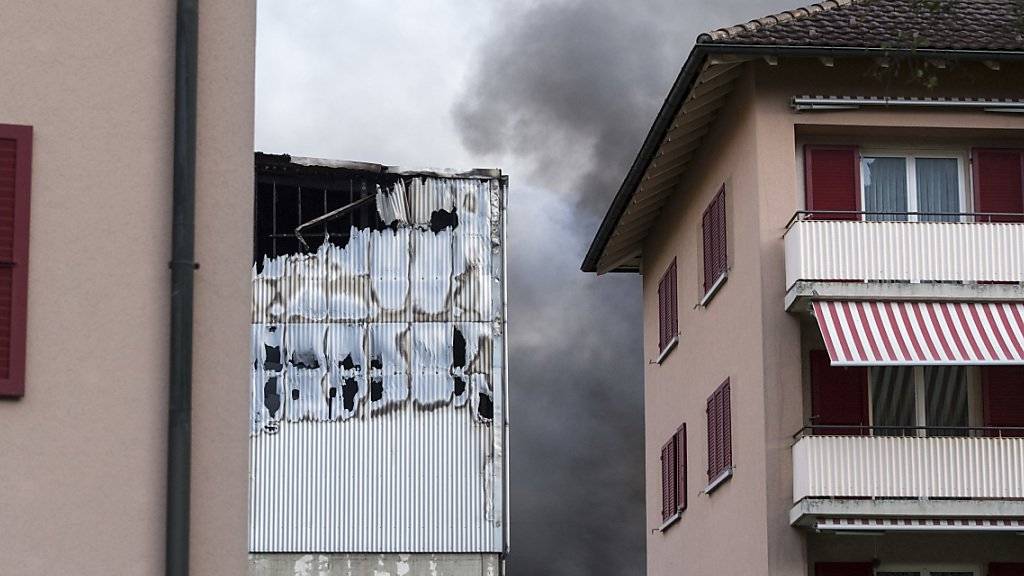 In der Nähe der Recyclinghalle, die in der Nacht auf Mittwoch in Altdorf in Brand geraten ist, befinden sich auch Wohnhäuser. Zwei Anwohner wurden wegen Verdachts auf eine Rauchgasvergiftung zur Kontrolle ins Spital gebracht.