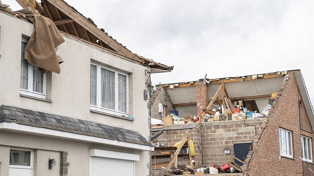 Zwei Häuser sind von einem Tornado abgedeckt worden. Foto: Anthony Dehez/BELGA/dpa