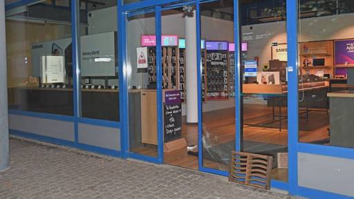 Mit Schachtdeckel in Swisscom-Shop in Wohlen eingebrochen