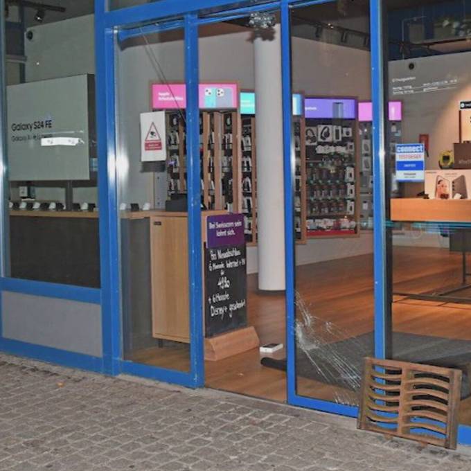 Mit Schachtdeckel in Swisscom-Shop in Wohlen eingebrochen