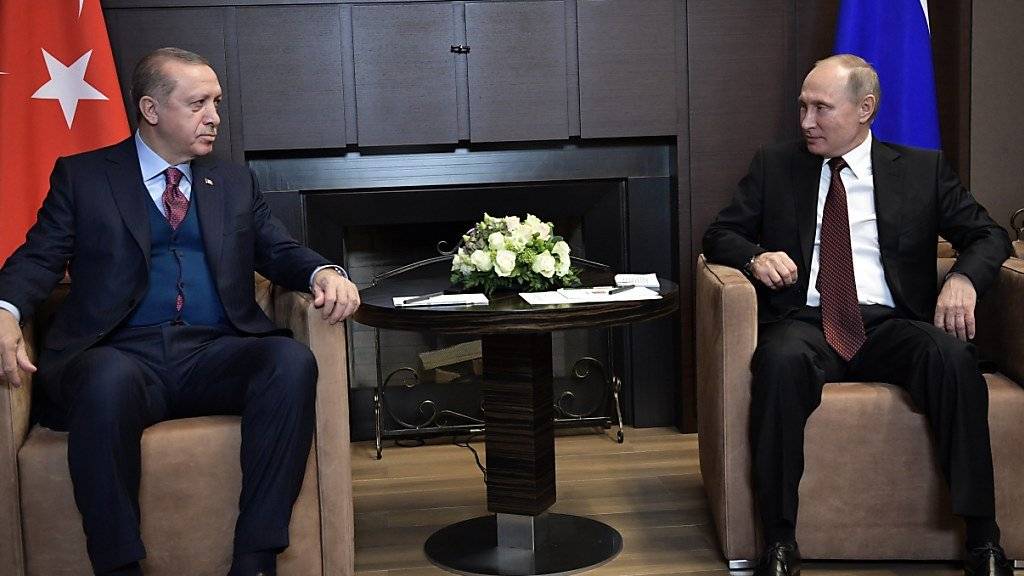 Russlands Präsident Putin (r) hat bei einem Treffen mit seinem türkischen Amtskollegen Erdogan für seine gemeinsame Erklärung mit den USA zum Syrien-Krieg geworben. Darin gehe darum, die IS-Terrormiliz endgültig zu besiegen und die syrische Souveränität zu wahren.