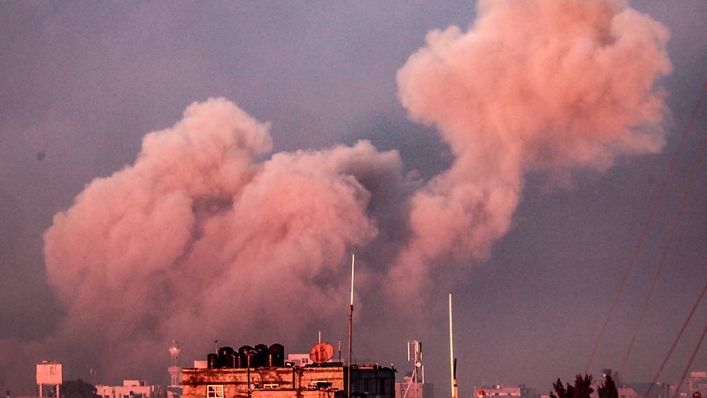Nach einem israelischen Luftangriff steigt Rauch über Gebäuden auf. Foto: Abed Rahim Khatib/dpa