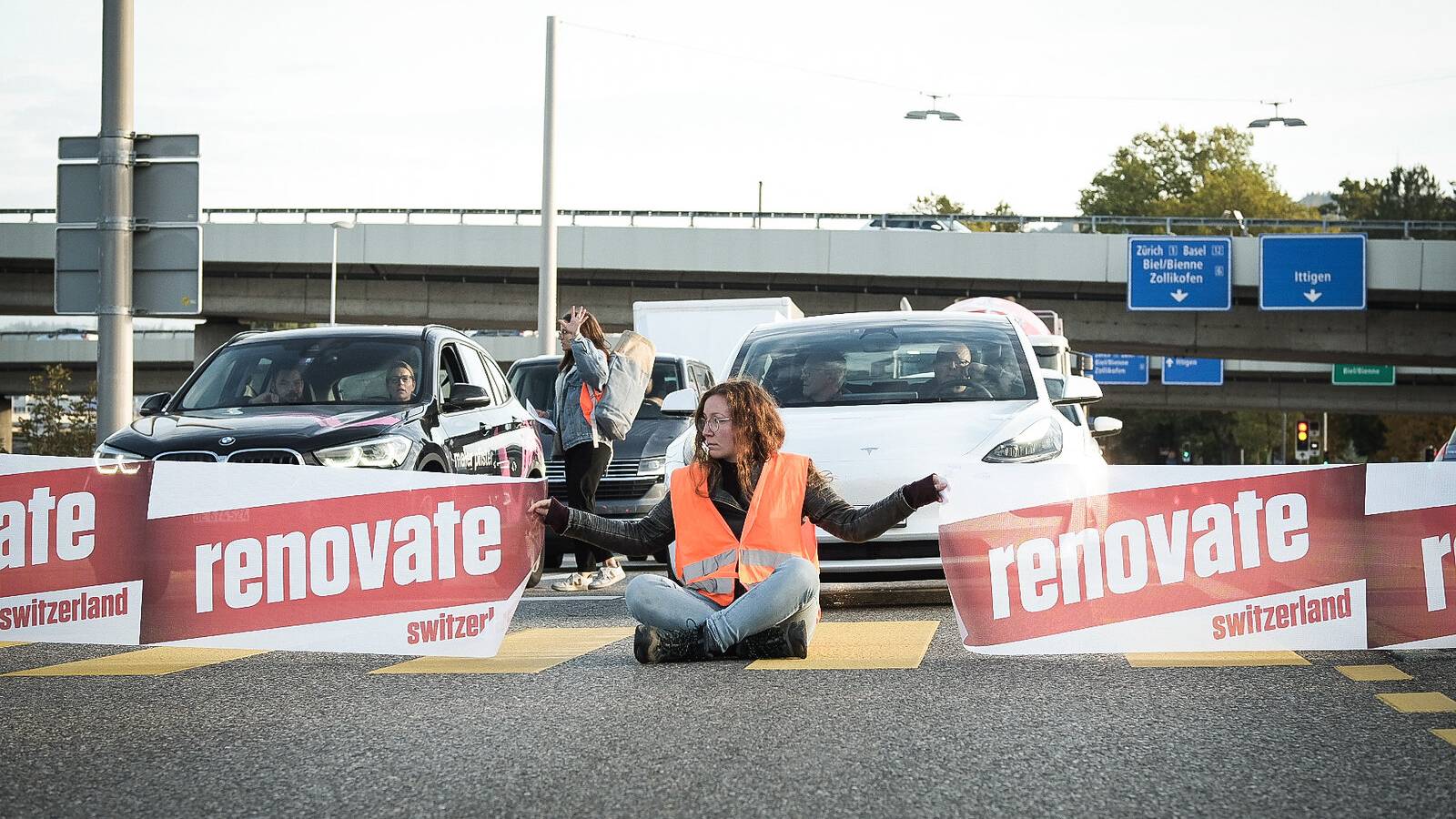 Aktivisten von Renovate Switzerland blockierten am 11. Oktober eine Strasse im Berner Wankdorf.