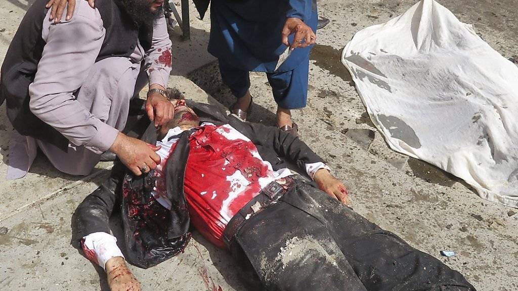 Der Selbstmordattentäter sprengte sich im südwestpakistanischen Quetta mitten in einer Gruppe trauernder Anwälte in die Luft. Der - wahrscheinlich von den Taliban geschickte - Mörder freute sich vor seiner Tat auf mindestens 72 Jungfrauen, die Huri, die ihn zum Dank im Paradies erwarten.