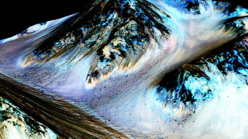 Bilder vom Mars zeigen dunkle, schmale Streifen, die möglicherweise durch strömendes Salzwasser gebildet wurden.