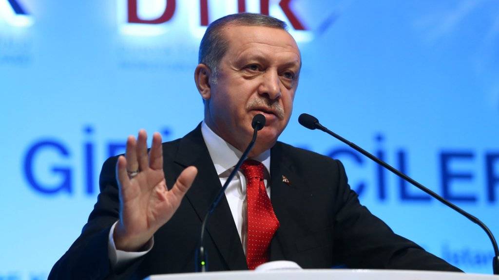 Der türkische Staatschef Erdogan am vergangenen Samstag: Ein Mitte März in Deutschland ausgestrahlter Satirebeitrag über Erdogan hat zur Einbestellung des deutschen Botschafters in der Türkei geführt. (Archivbild)