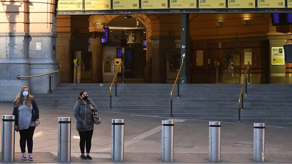 People wearing face masks are seen in Melbourne, Wednesday, June 2, 2021. Victoria has recorded six new cases of coronavirus in the past 24 hours.(AAP Image/James Ross) NO ARCHIVING