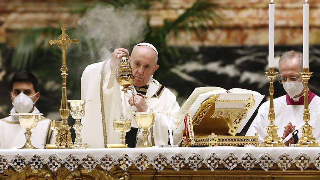 Papst Franziskus (M) zelebriert die Osternacht im Petersdom vor weniger Gläubigen als sonst.