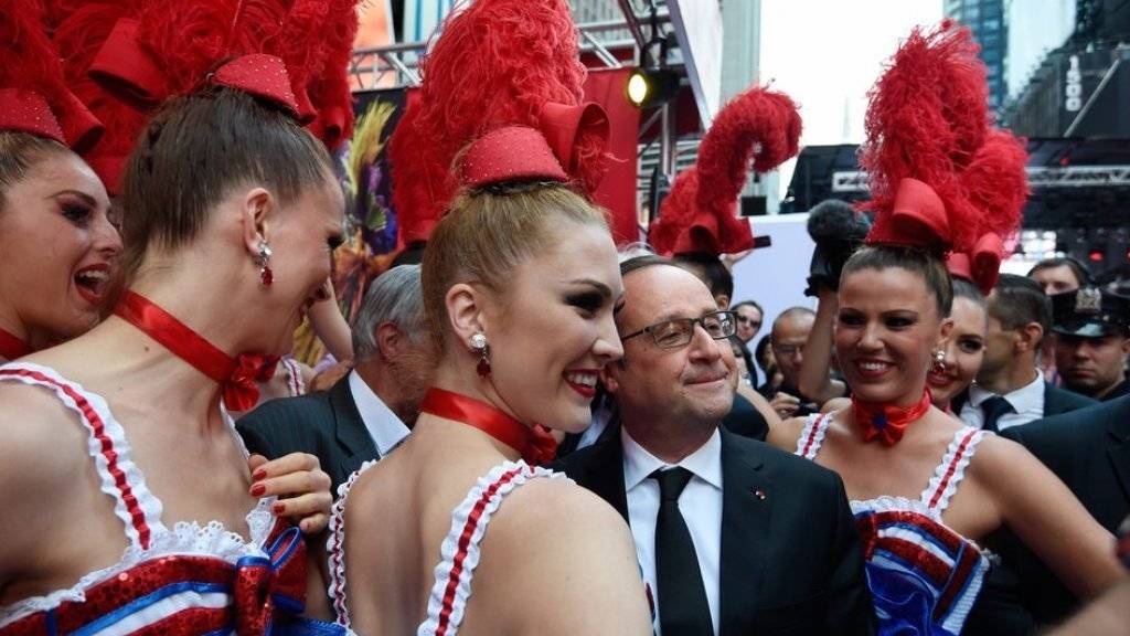 Frankreichs Präsident François Hollande posiert auf dem Broadway mit Moulin-Rouge-Tänzerinnen (Bild aktuell)