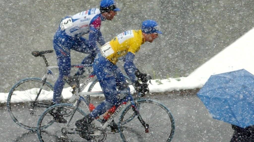 Die Tour de Romandie hat immer wieder mit widrigen Wetterbedingungen zu kämpfen. Hier ein Bild aus dem Jahr 2002