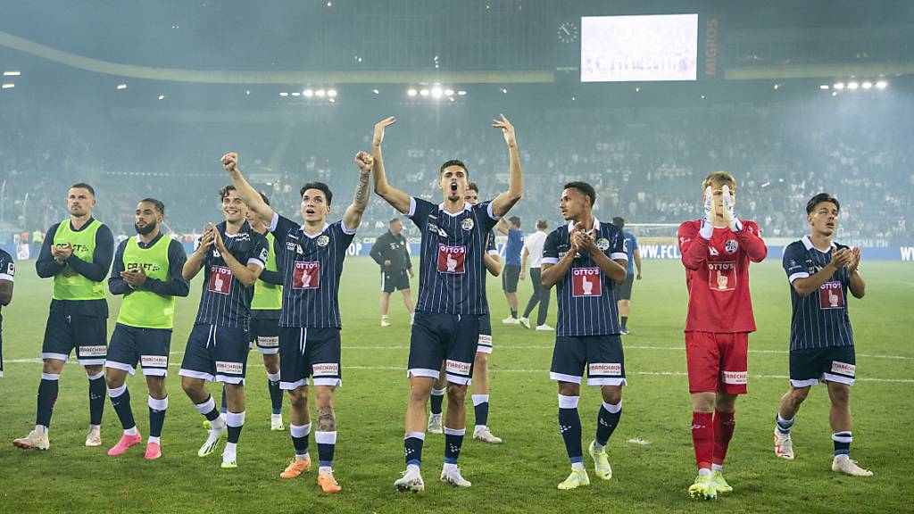 Die Luzerner Spieler jubeln nach dem 1:1 gegen Djurgarden vor den Heimfans. Das Unentschieden reicht den Innerschweizern fürs Weiterkommen