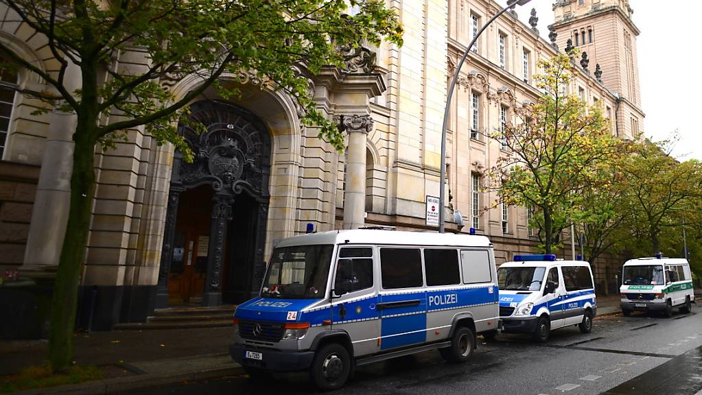 Bereit zum Abtransport der verurteilten Hells Angels: Polizeiautos vor dem Landgericht in Berlin.