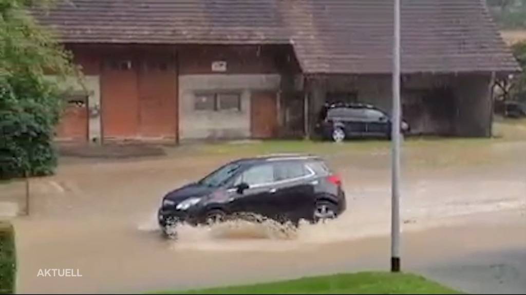 Aquaplaning-Gefahr: So fahrlässig ist es, mit dem Auto durch überschwemmte Strassen zu fahren