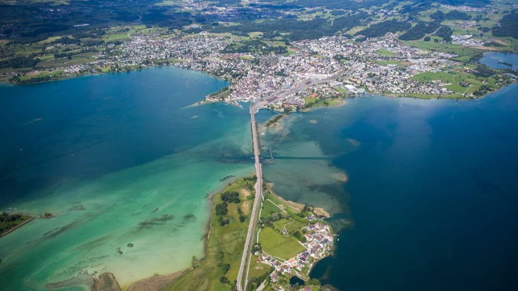 Luftaufnahme der Stadt Rapperswil und dem Seedamm zwischen Zürichsee und Obersee (rechts im Bild). Die regionale Gratiszeitung «Obersee Nachrichten» soll saniert und in einem neuen Format herauskommen. (Archivbild)