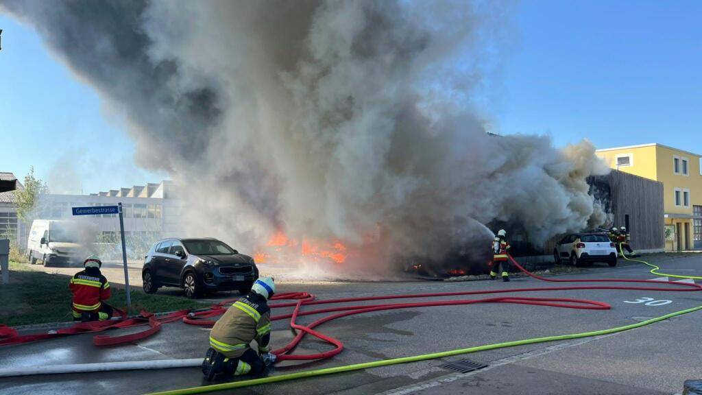 Beim Brand eines Firmengebäude in Bellach SO entstand grosser Sachschaden. Aus dem Gebäude wurde eine leblose Person geborgen.