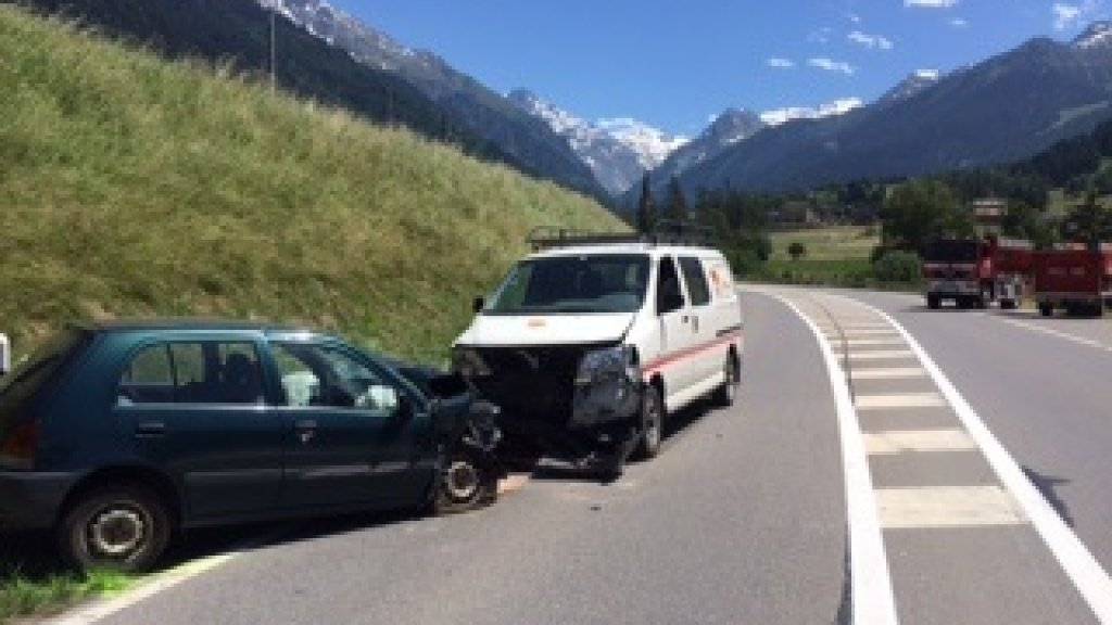 Bei einer Kollision mit einem anderen Fahrzeug verletzte sich eine Autofahrerin im Wallis tödlich.