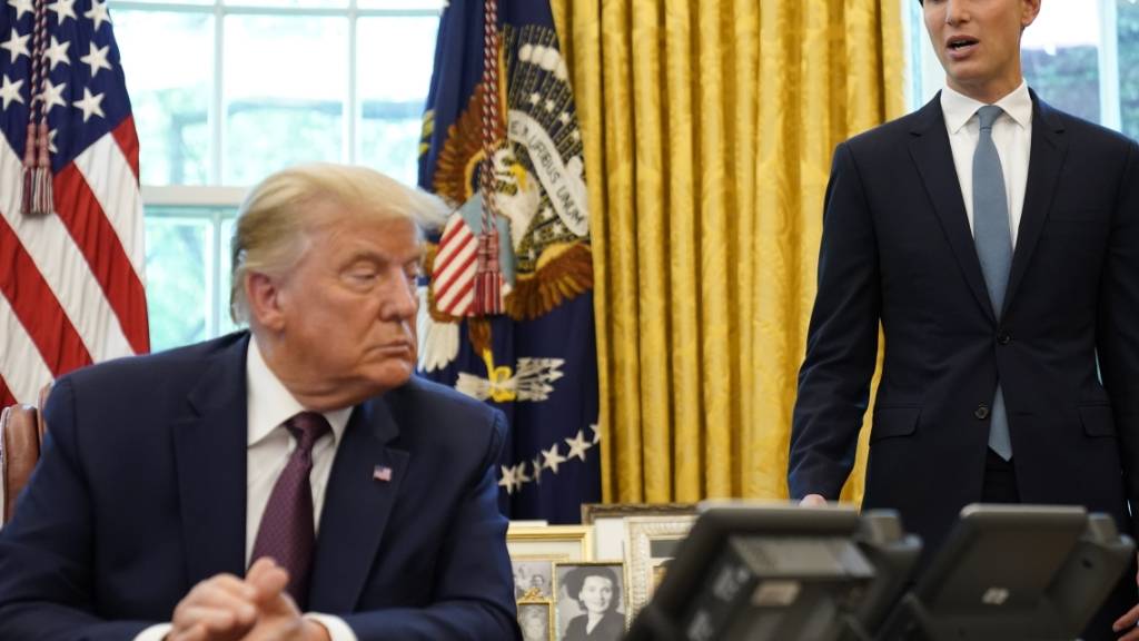 Jared Kushner mit dem damaligen US-Präsidenten Donald Trump, der auch sein Schwiegervater ist, im Oval Office des Weißen Hauses. Foto: Andrew Harnik/AP/dpa
