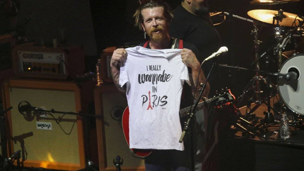 Hommage an Paris: Sänger der Rockband Eagles of Death Metal, Jesse Hughes, beim Auftritt in der Konzerthalle «Olympia».
