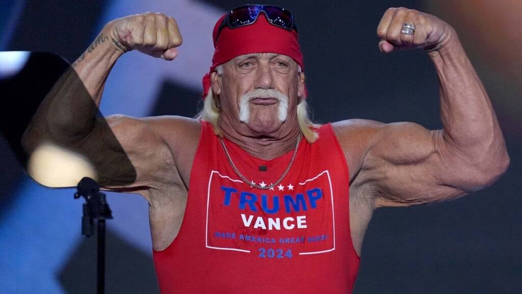 ARCHIV - Hulk Hogan zeigt seine Muskeln während der letzten Nacht der Republican National Convention. Die Wrestling-Legende ist tot. Foto: J. Scott Applewhite/AP/dpa