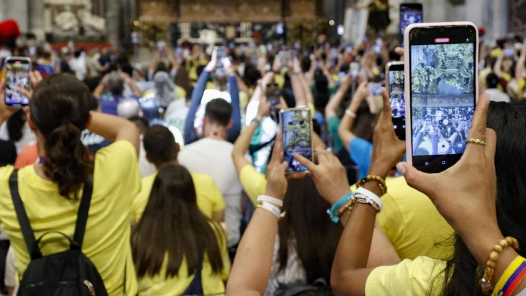Papst Leo XIV. hat angesichts des «neuen Zeitalters» der Künstlichen Intelligenz dazu aufgerufen, die menschliche Würde im Internet zu wahren. 
Die Messe fand am Dienstag im Rahmen des Katholischen Weltjugendtreffens in Rom statt.