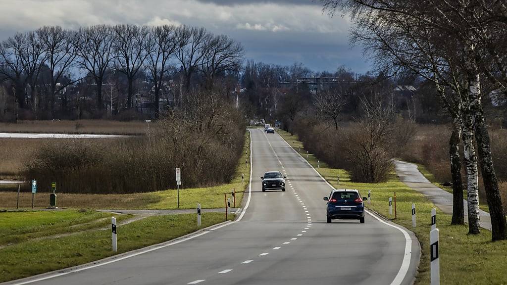Die Eigentalstrasse im Zürcher Unterland soll zum Veloweg umgewandelt werden. Der Kanton hält trotz Widerstand aus Politik und Bevölkerung am Entscheid fest. (Archivbild)