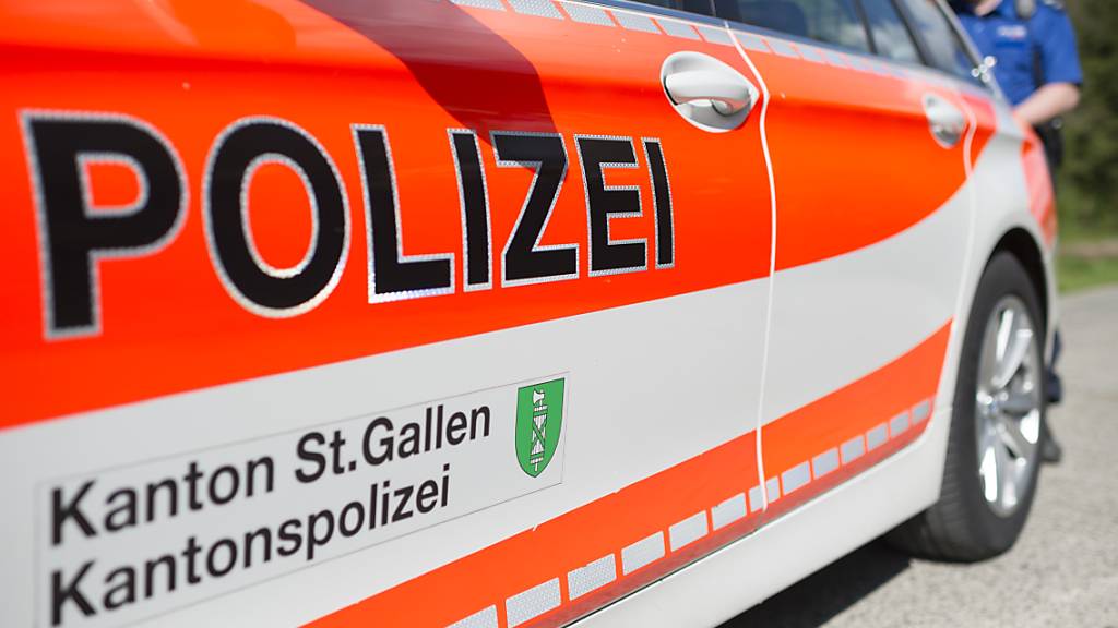Ein Auto, in dem Feuerwerk lag, hat in der Nacht auf Sonntag in Bütschwil SG Feuer gefangen. (Symbolbild)