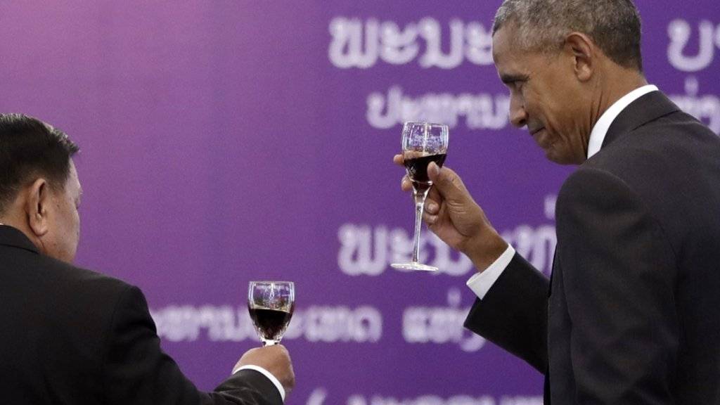 Anstossen in Laos: US-Präsident Barack Obama hat neben politischen Treffen Zeit für Sightseing.