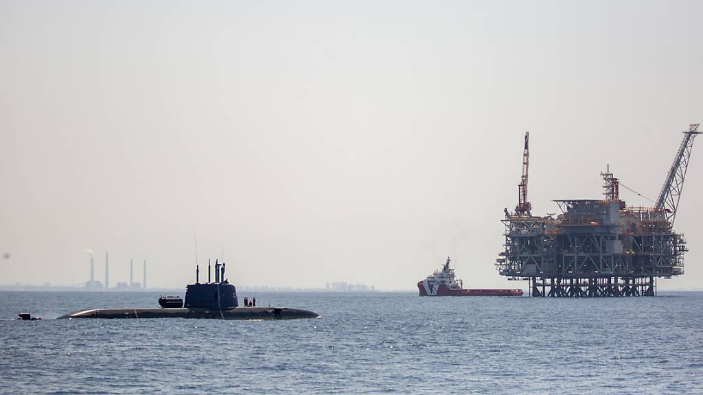 ARCHIV - Eine Ölplattform in Israels Offshore-Gasfeld Leviathan ist von Bord des israelischen Marineschiffs Atzmaut aus zu sehen, während ein U-Boot im Mittelmeer patrouilliert. Foto: Ariel Schalit/AP/dpa