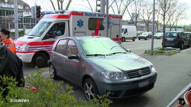 Auto erfasst zwei Fussgänger in Nähe Kalkbreite